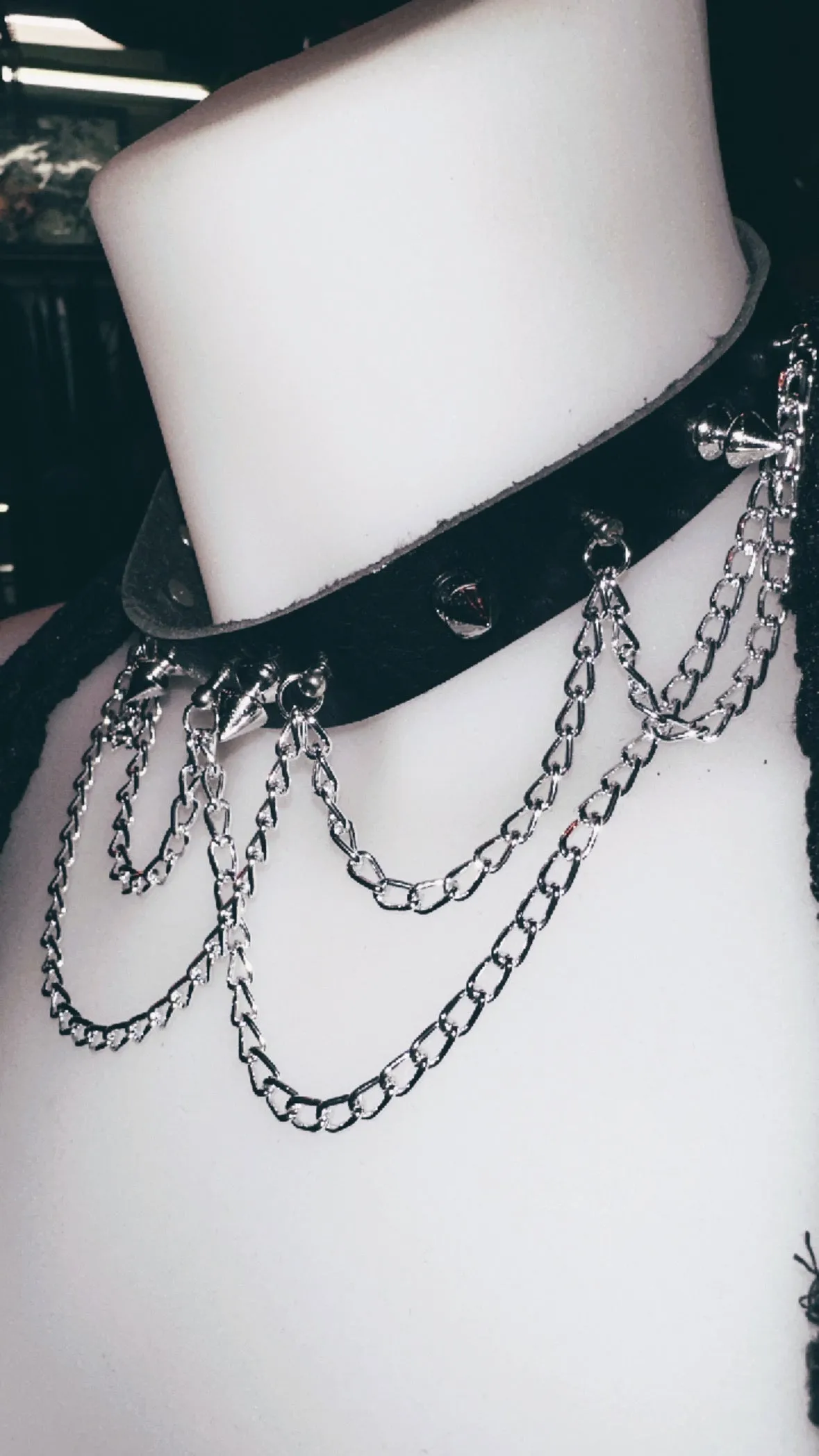 DAINTY SLIM STUDDED BLACK CHOKER WITH CHAIN