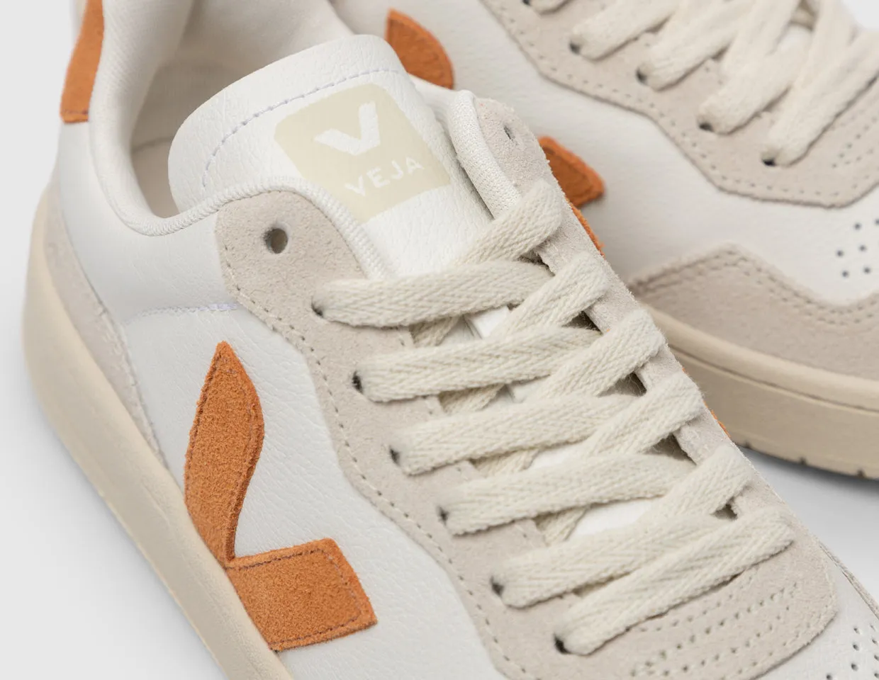 VEJA Women's V-90 Extra White / Amber